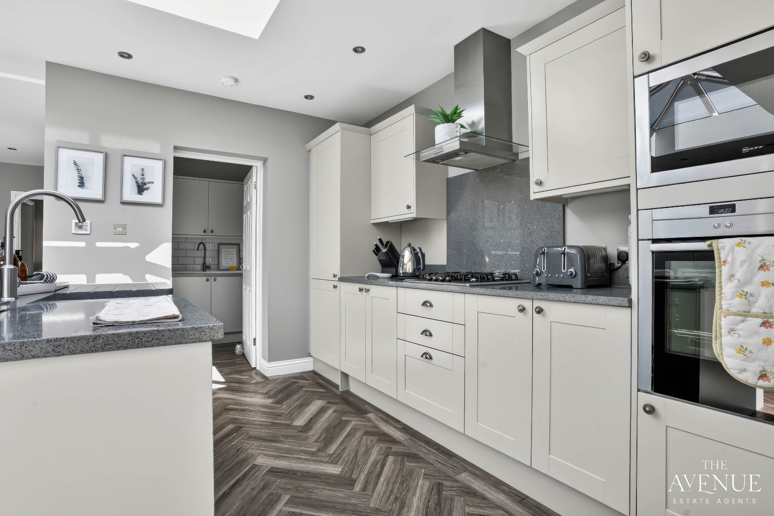 3 bed semi-detached house for sale in Parkside, Woodside 7