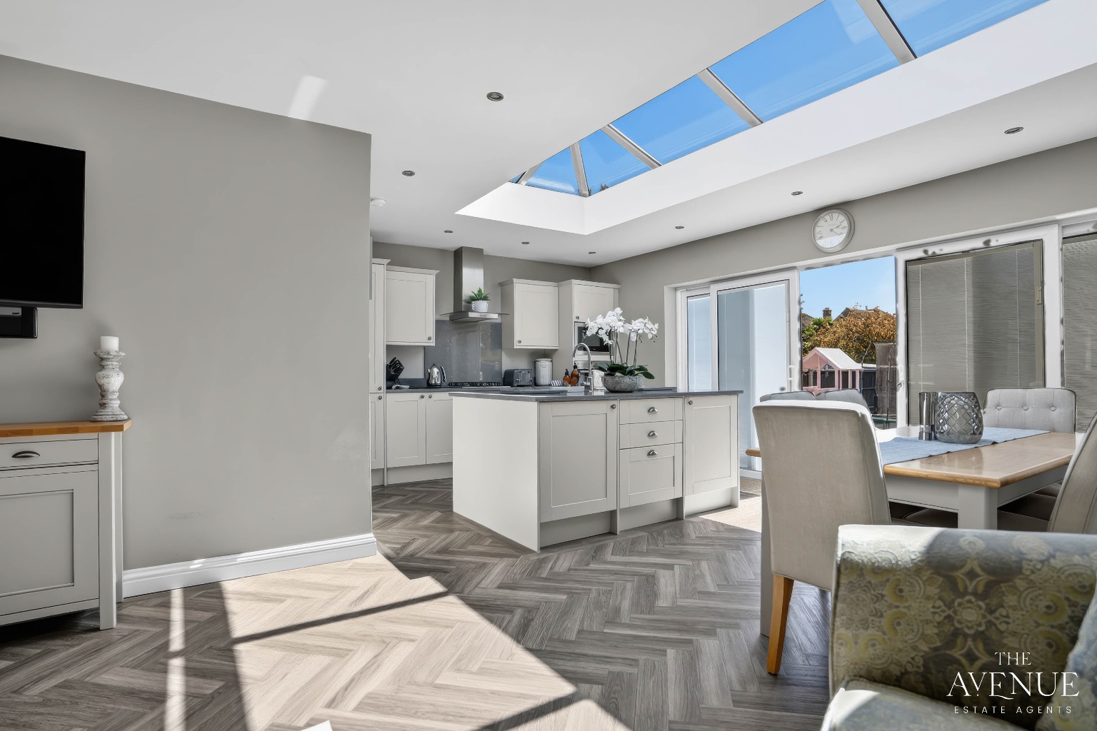 3 bed semi-detached house for sale in Parkside, Woodside  - Property Image 3