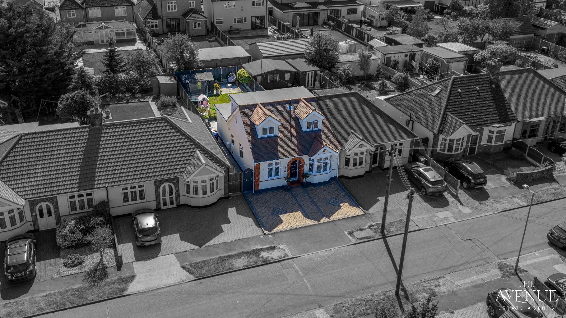 3 bed semi-detached house for sale in Parkside, Woodside  - Property Image 1