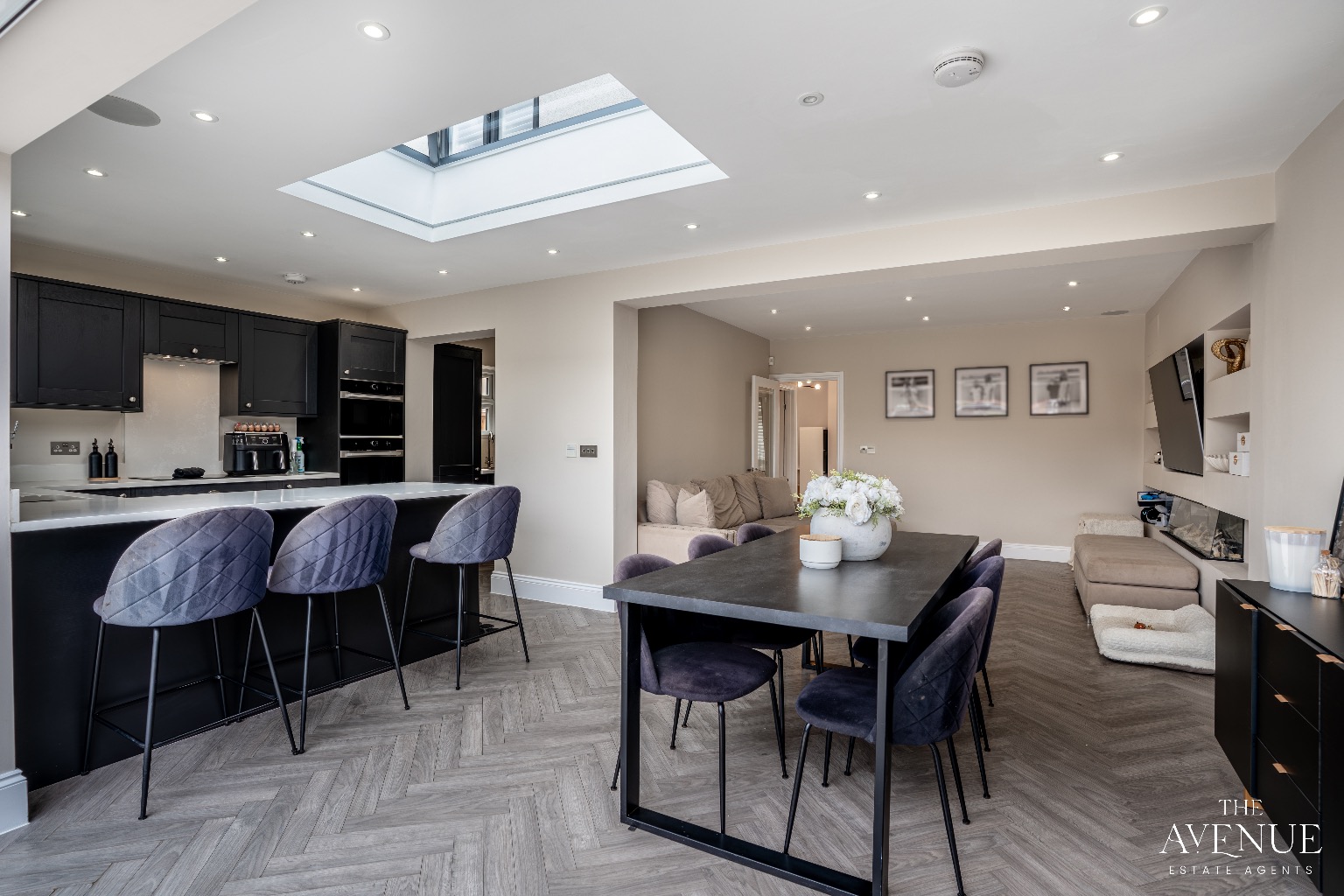 4 bed chalet for sale in Grangewood Avenue, Woodside  - Property Image 2