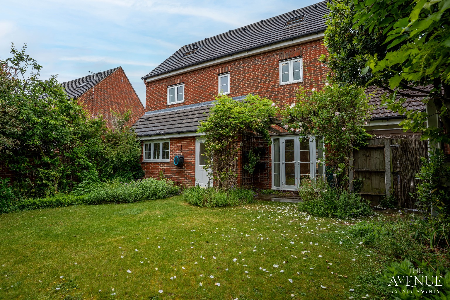 5 bed detached house for sale in Sachfield Drive, Chafford Hundred 17