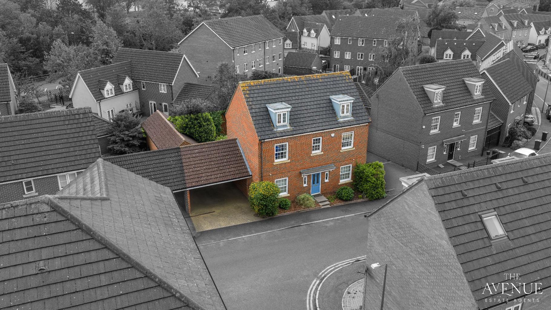 5 bed detached house for sale in Sachfield Drive, Chafford Hundred  - Property Image 1