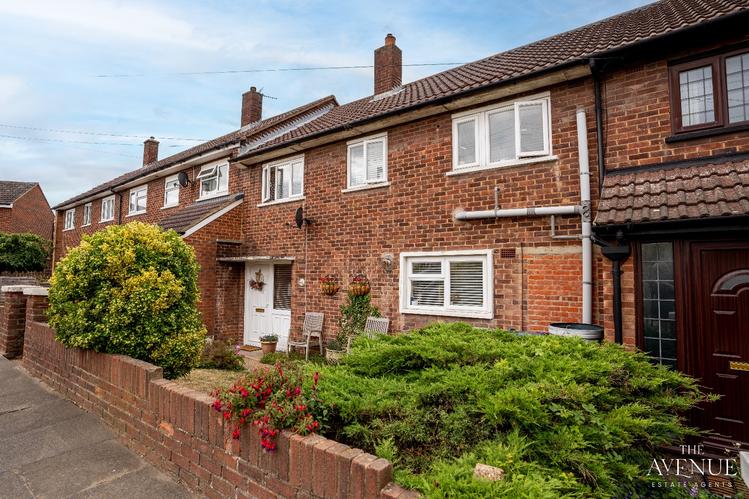 3 bed terraced house for sale in Jenningham Drive, Grays