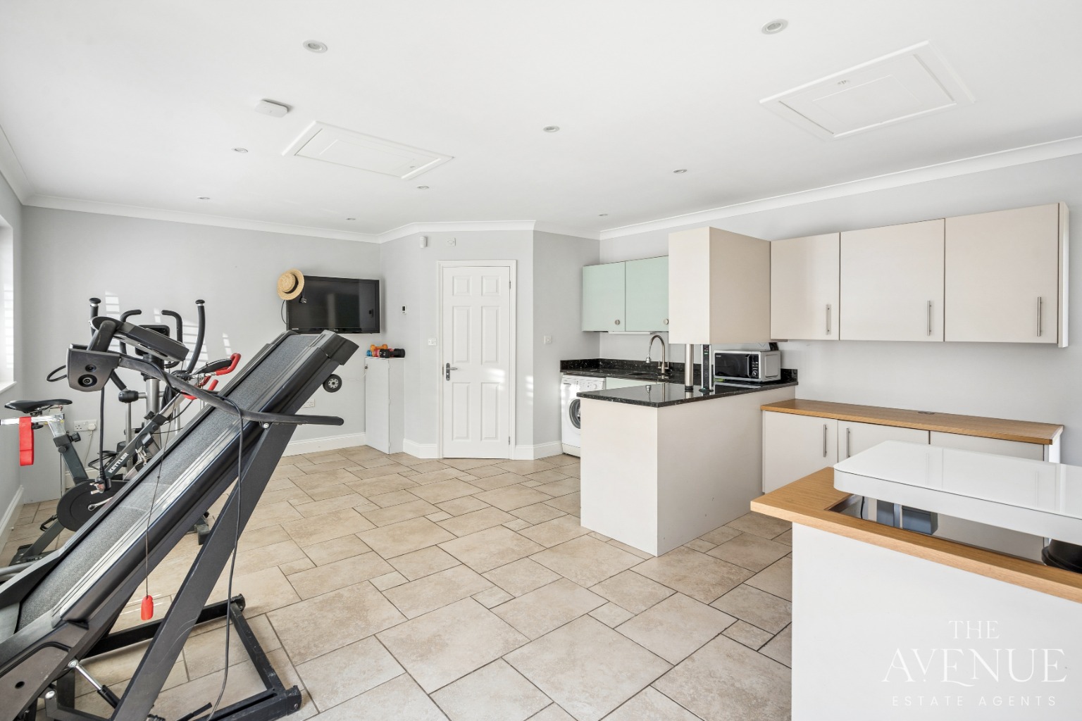 4 bed detached house for sale in Perfect Home for Family & Entertaining - Upper Basildon - Property Image 17
