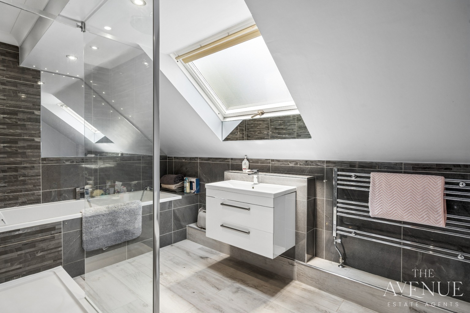 4 bed detached house for sale in Perfect Home for Family & Entertaining - Upper Basildon 18