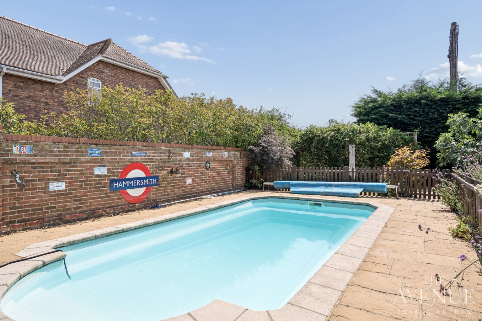 4 bed detached house for sale in Perfect Home for Family & Entertaining - Upper Basildon 11