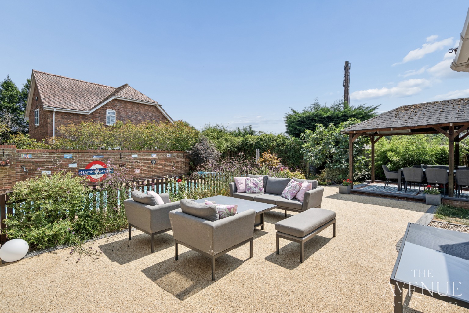 4 bed detached house for sale in Perfect Home for Family & Entertaining - Upper Basildon 10