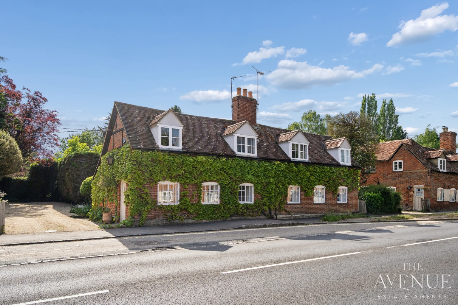 4 bed detached house for sale in Character Home in 0.5 Acre Gardens + Annexe - Nuneham Courtney, Oxfordshire