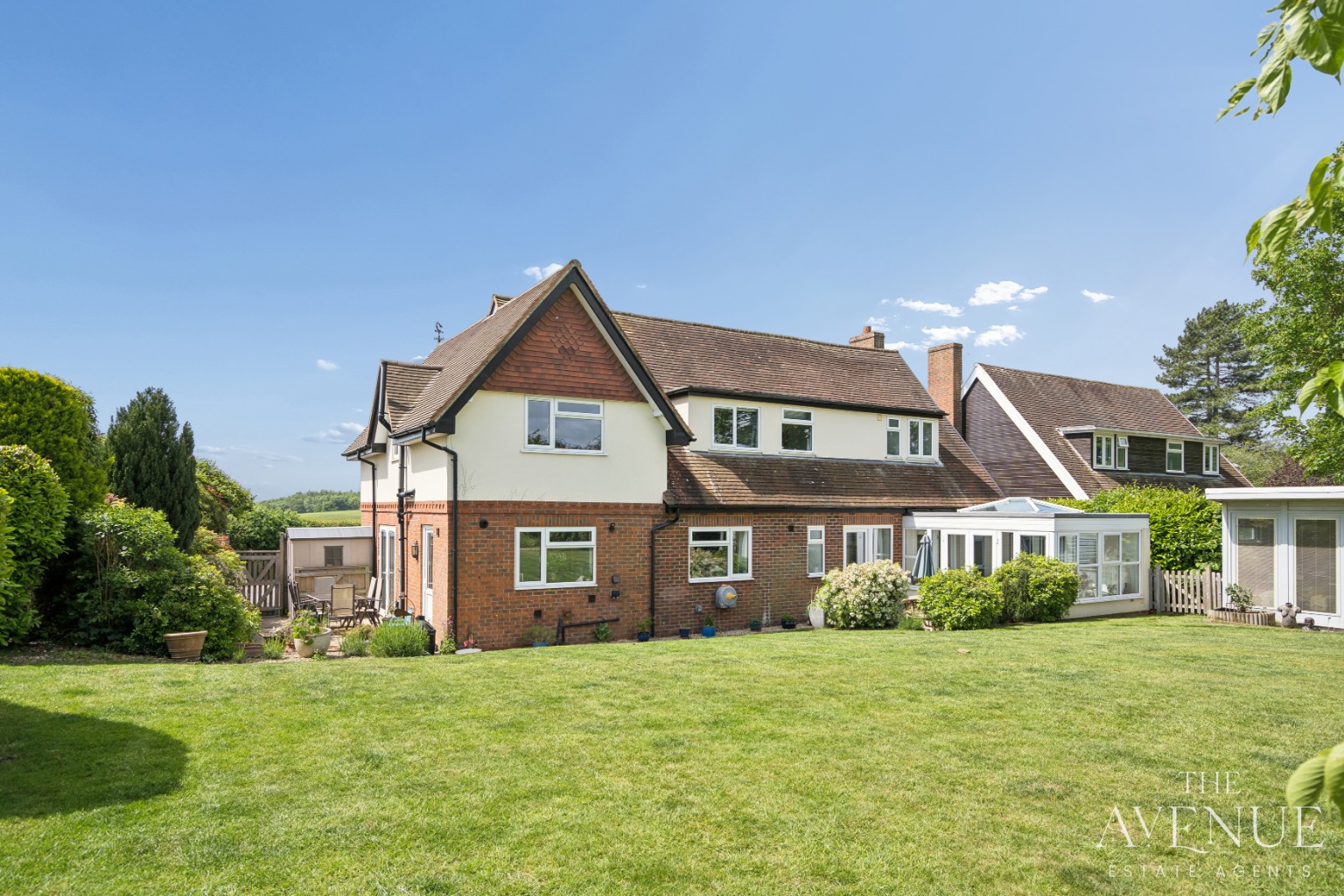 4 bed detached house for sale in A Beautiful Family Home in Oxfordshire - Property Image 4