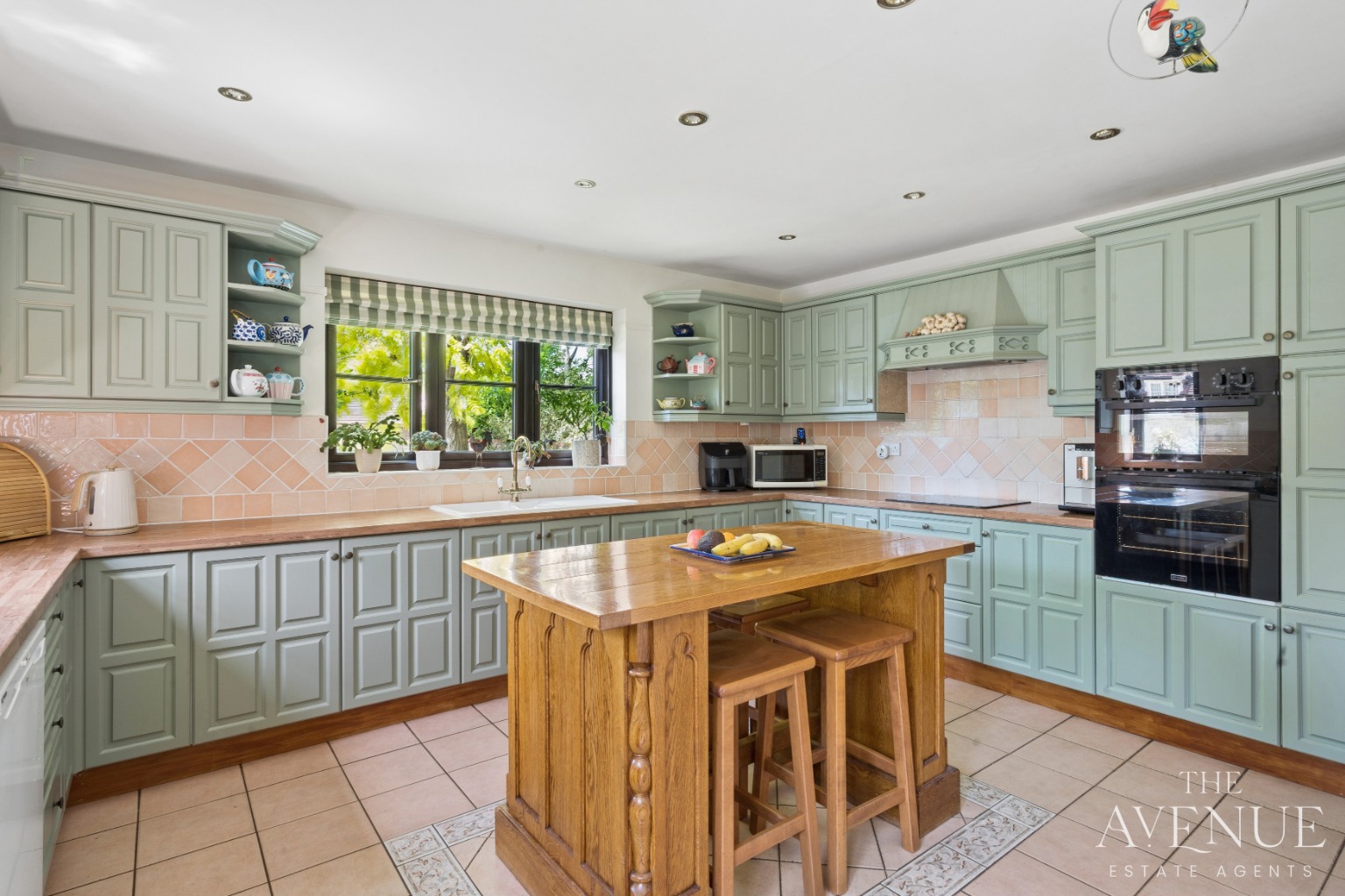 5 bed detached house for sale in Spacious Family Home - Berrick, Oxfordshire - Property Image 2
