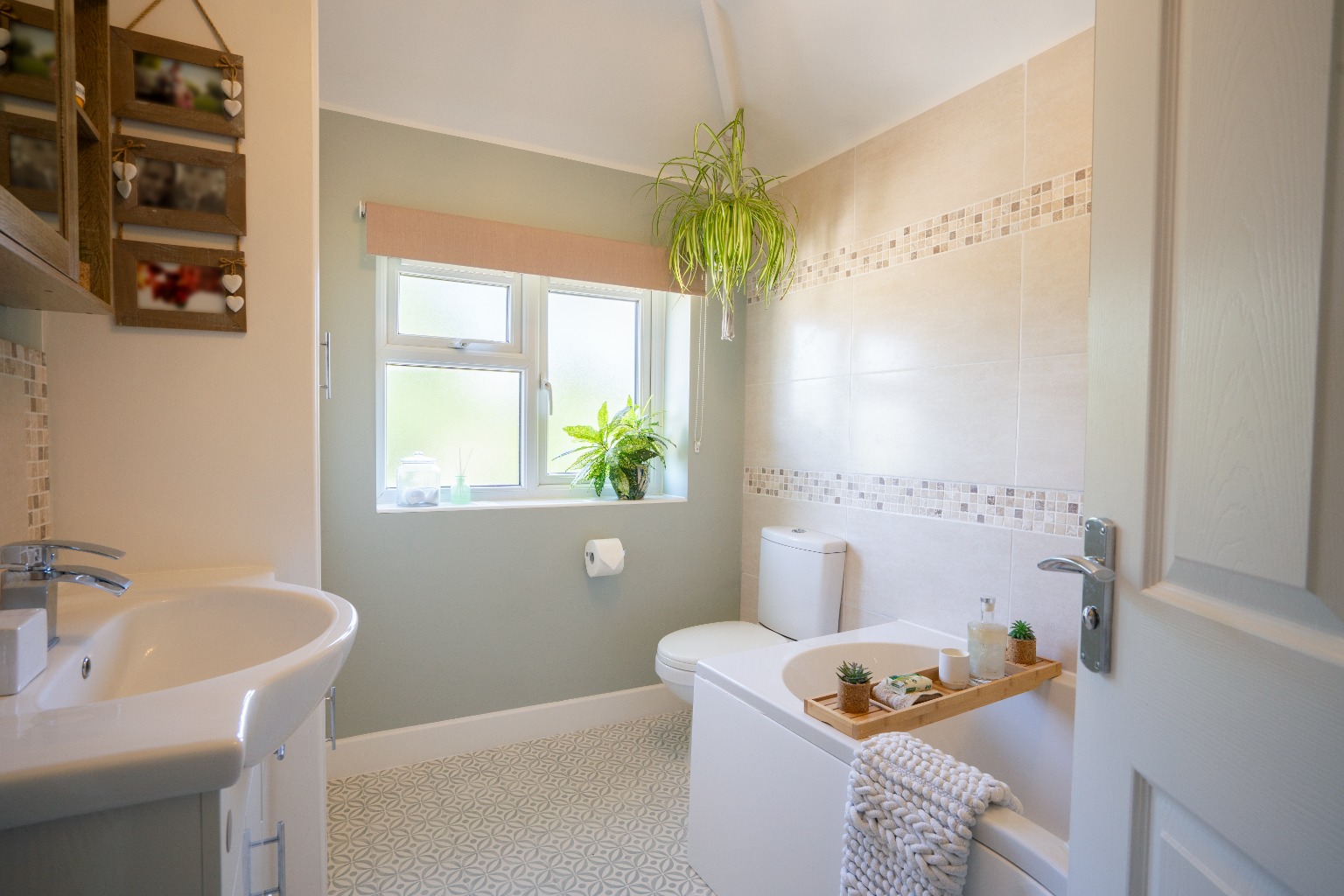 4 bed semi-detached house for sale in Superb Family Home Close to Town & Station  - Property Image 19