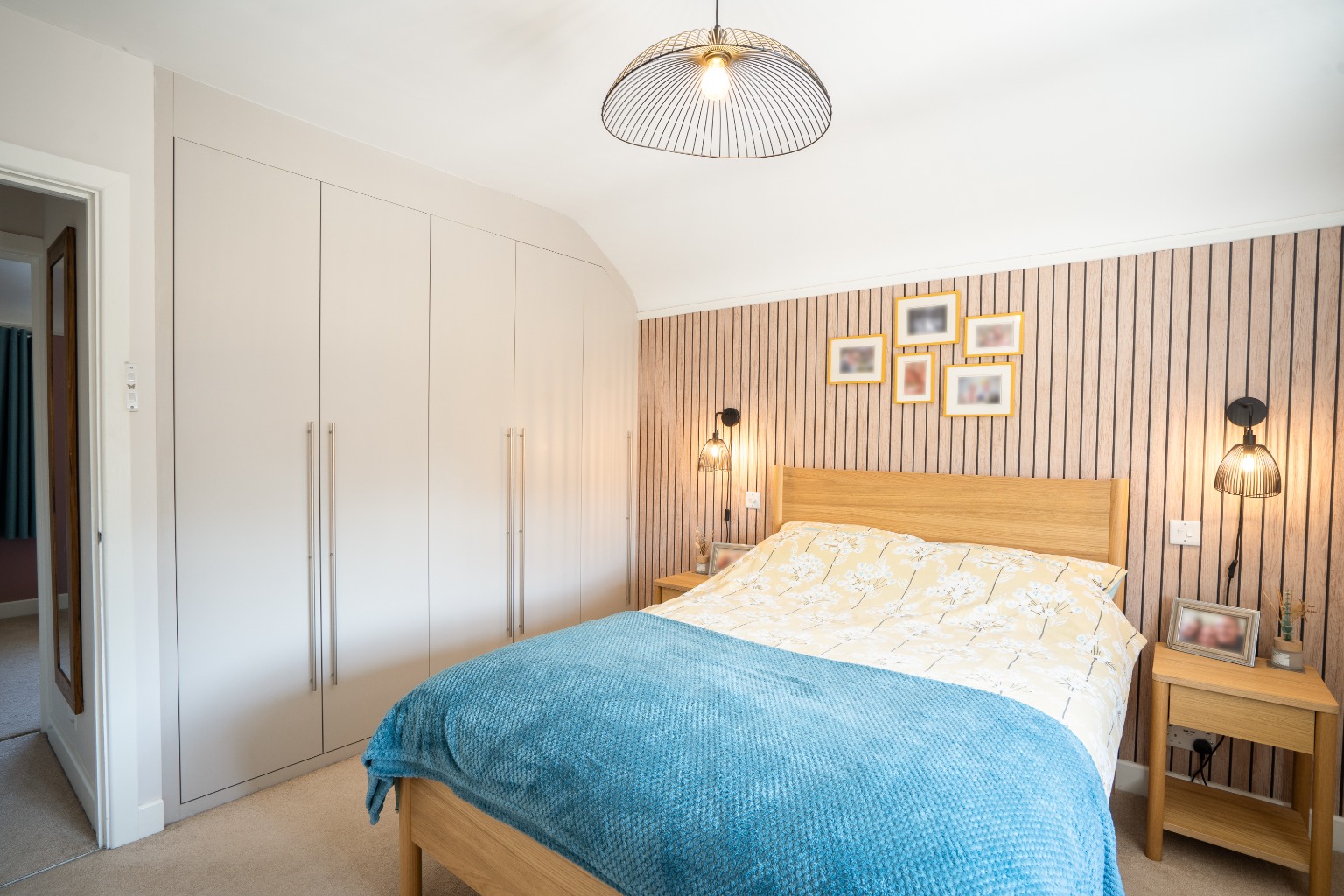 4 bed semi-detached house for sale in Superb Family Home Close to Town & Station 23