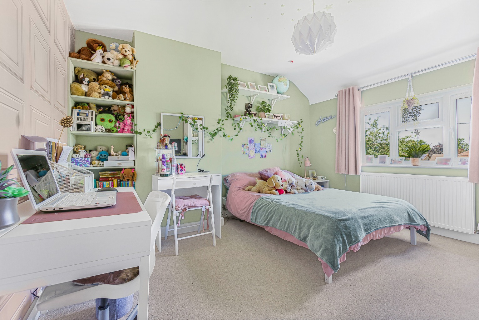 4 bed semi-detached house for sale in Superb Family Home Close to Town & Station 17