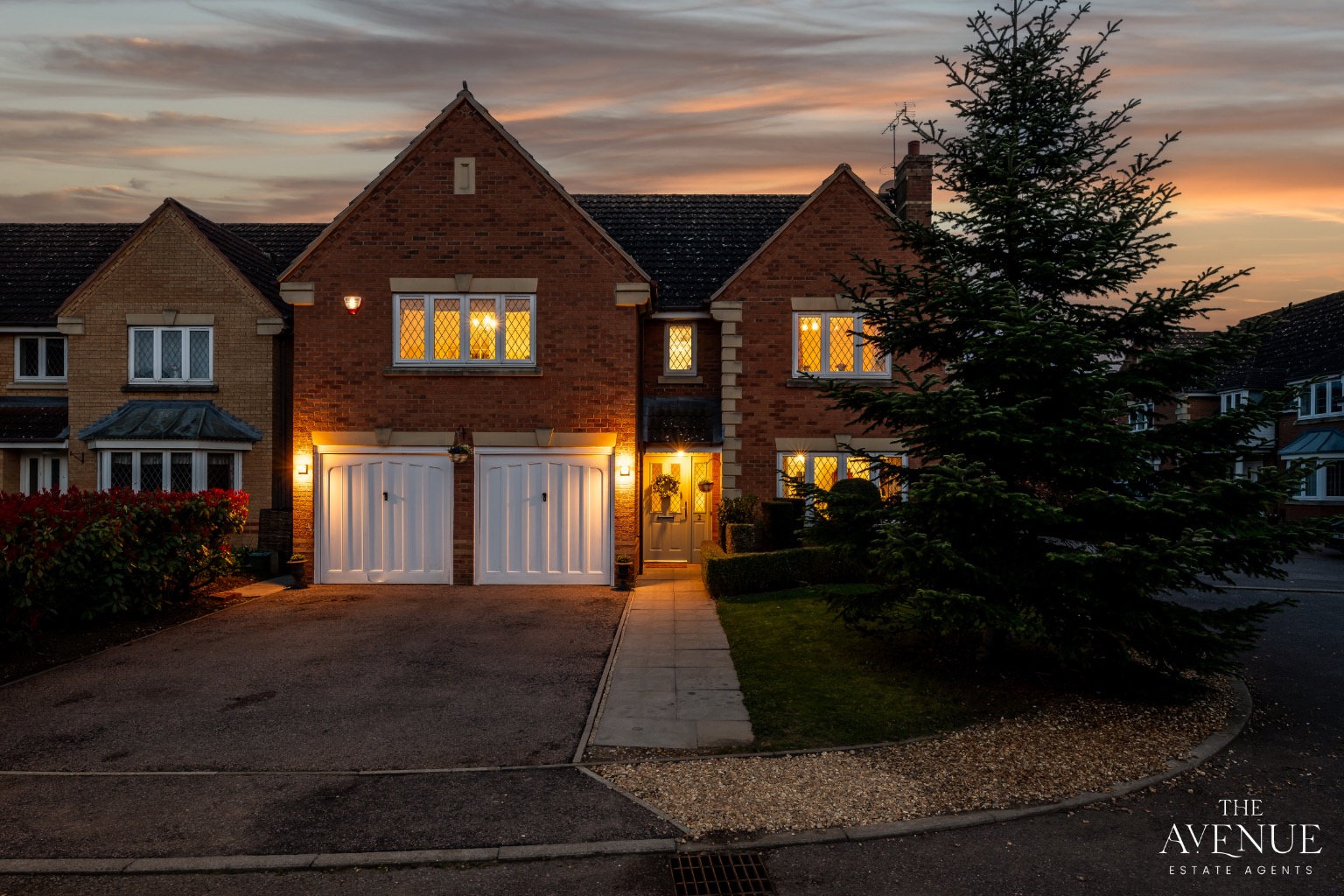 5 bed detached house for sale in Trefoil Close, Rushden, NN10 0PN - Property Image 1