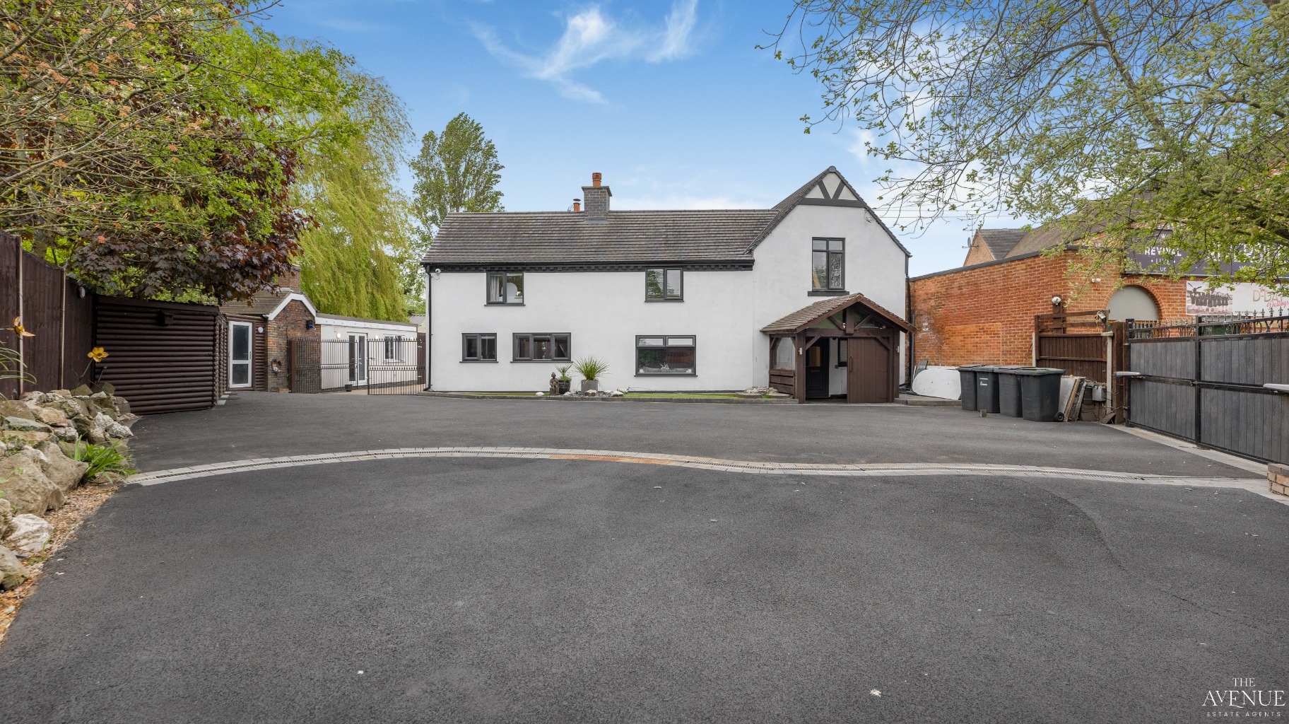 5 bed cottage for sale in Exclusive Riverside Cottage, Coventry Road, Kingsbury, B78 - Property Image 2