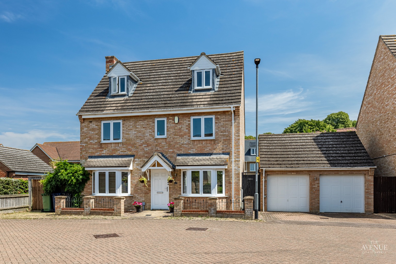 5 bed detached house for sale in Collingwood Drive, Longstanton, Cambridgeshire - Property Image 1