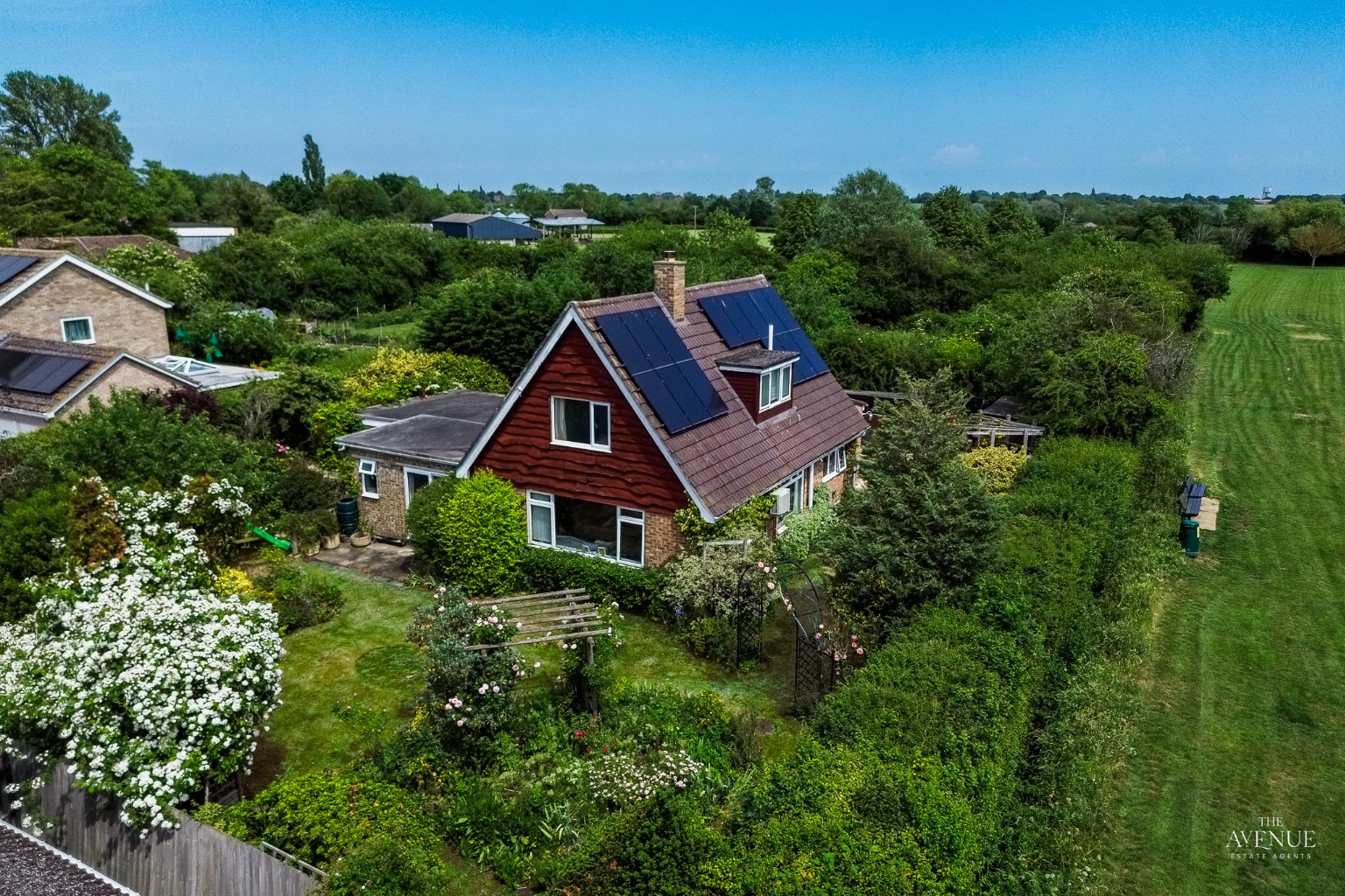 4 bed detached house for sale in Greenside Close, Swavesey, Cambridge - Property Image 1