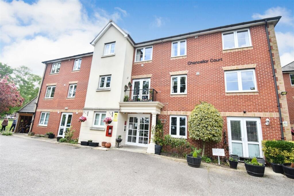 1 bed flat for sale in Broomfield Road, Chelmsford, Essex, CM1  - Property Image 1