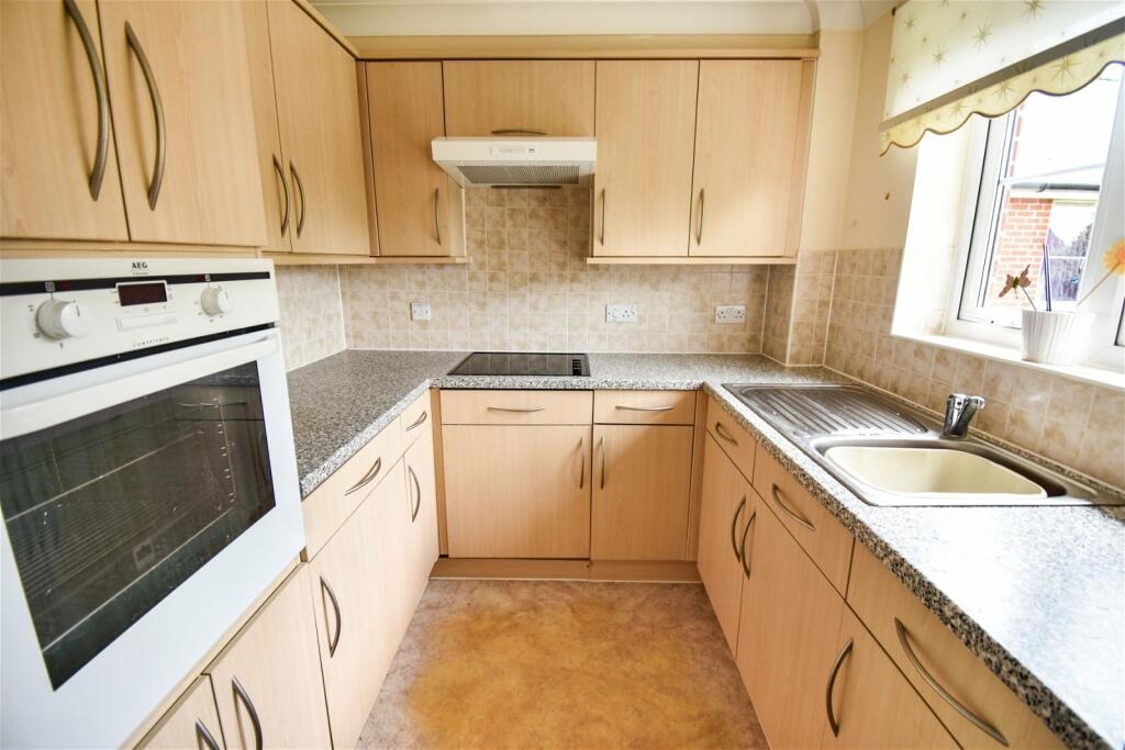 1 bed flat for sale in Broomfield Road, Chelmsford, Essex, CM1 5