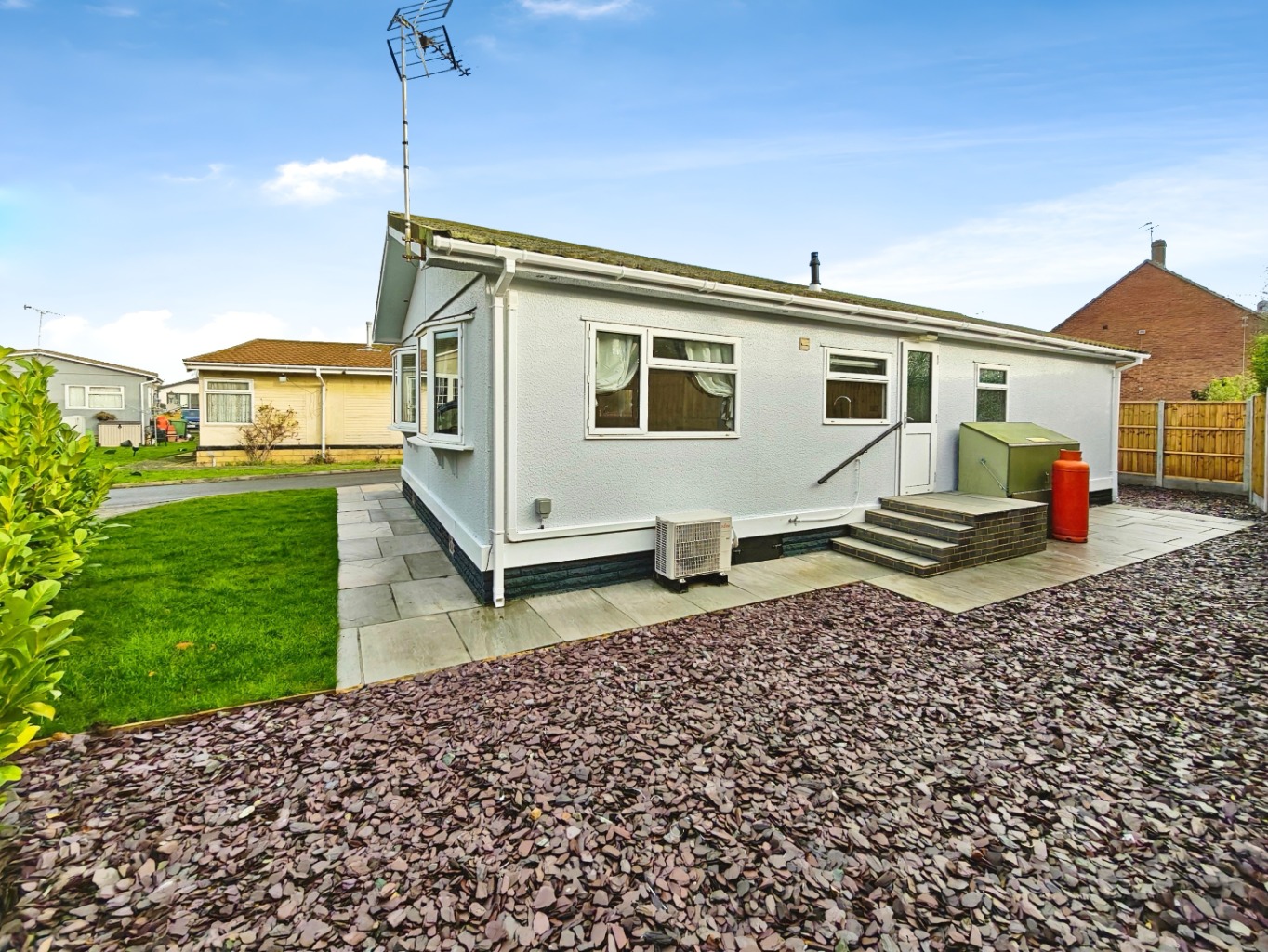 2 bed park home for sale in Coggeshall Road, Braintree, Essex, CM7 - Property Image 1
