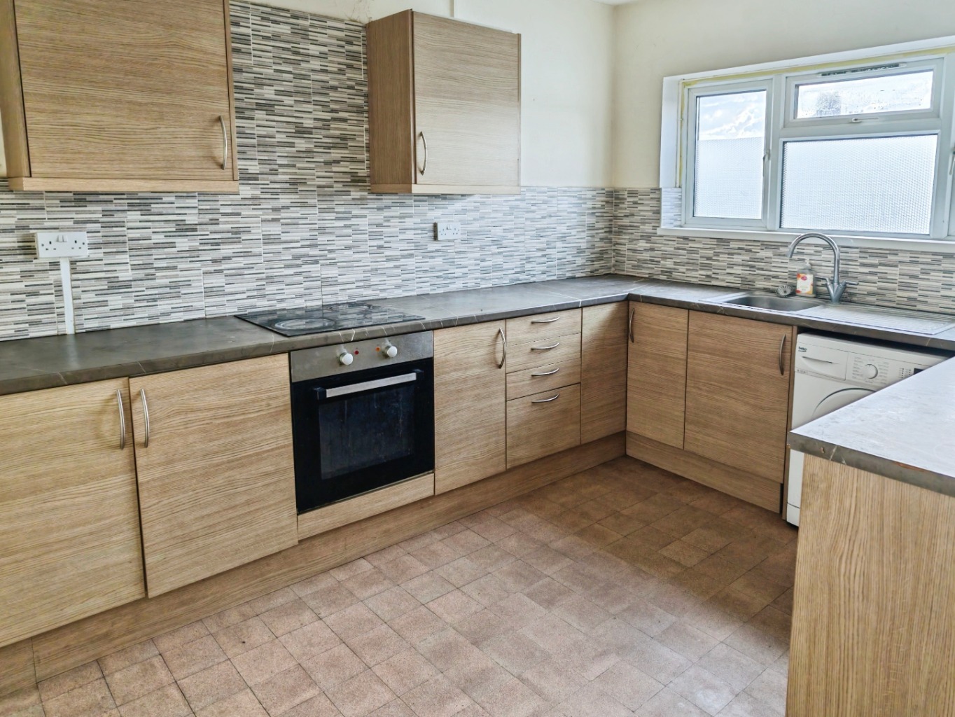 3 bed maisonette for sale in Ilford, Greater London, IG6  - Property Image 2