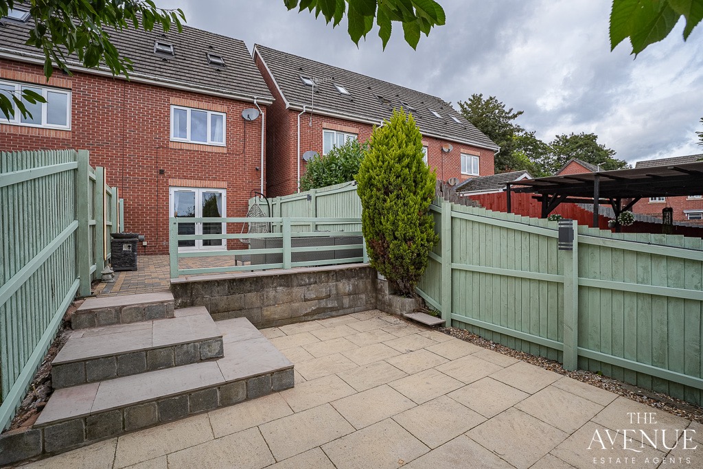 3 bed town house for sale in London Road, Oakhill, Stoke-on-Trent, ST4 4