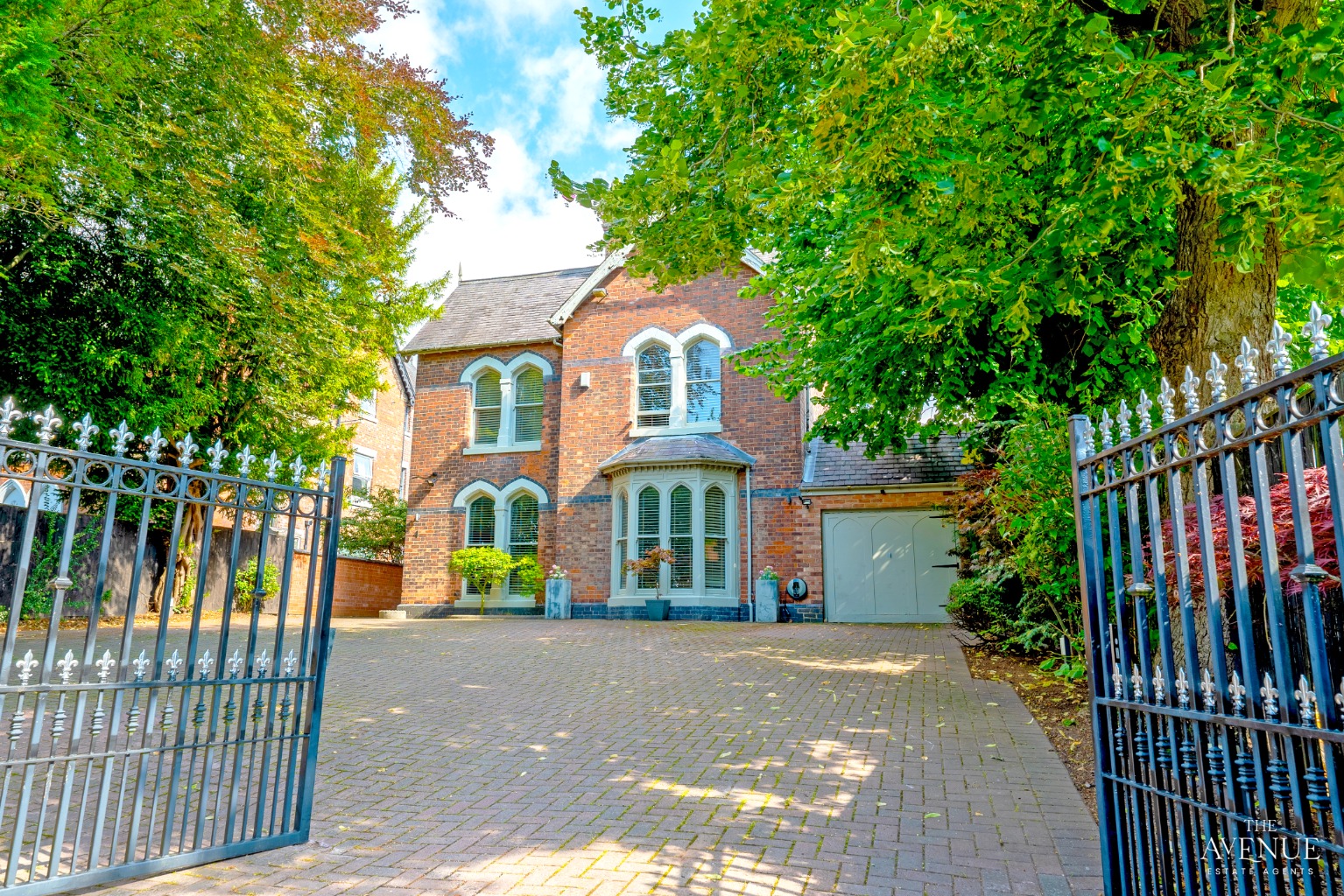 4 bed detached house for sale in Alexandra Road, Burton-On-Trent. - Property Image 1