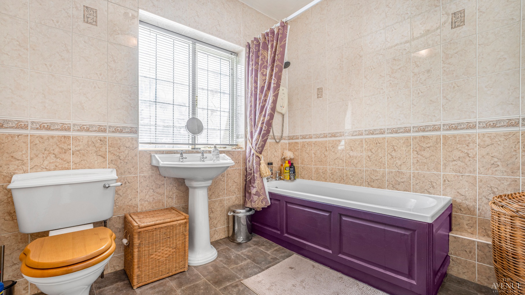 5 bed cottage for sale in Valley Cottage, Golden Valley 20