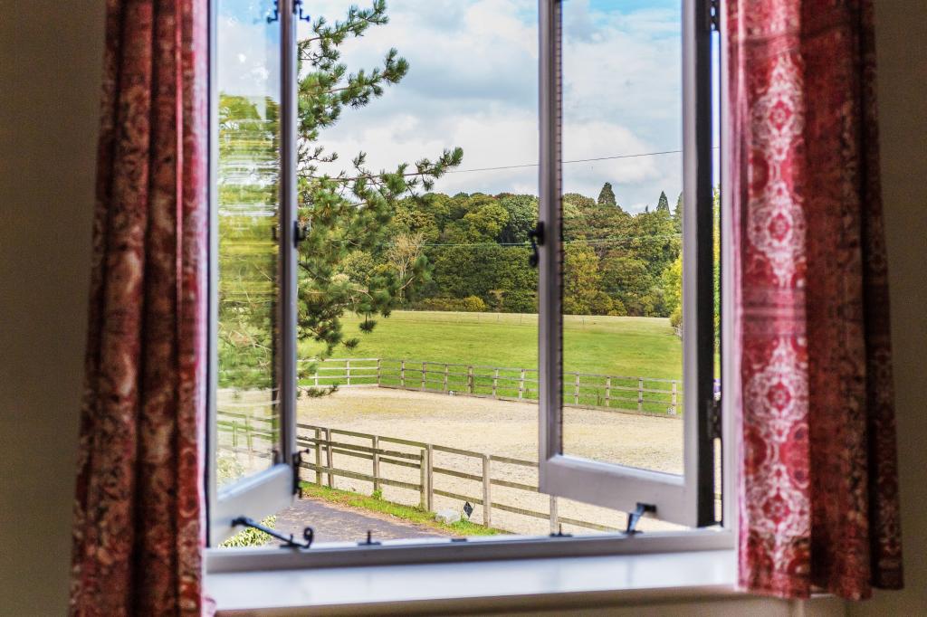 1 bed cottage to rent in Holmwood Farm Court Horsham Road, Dorking, RH5 1