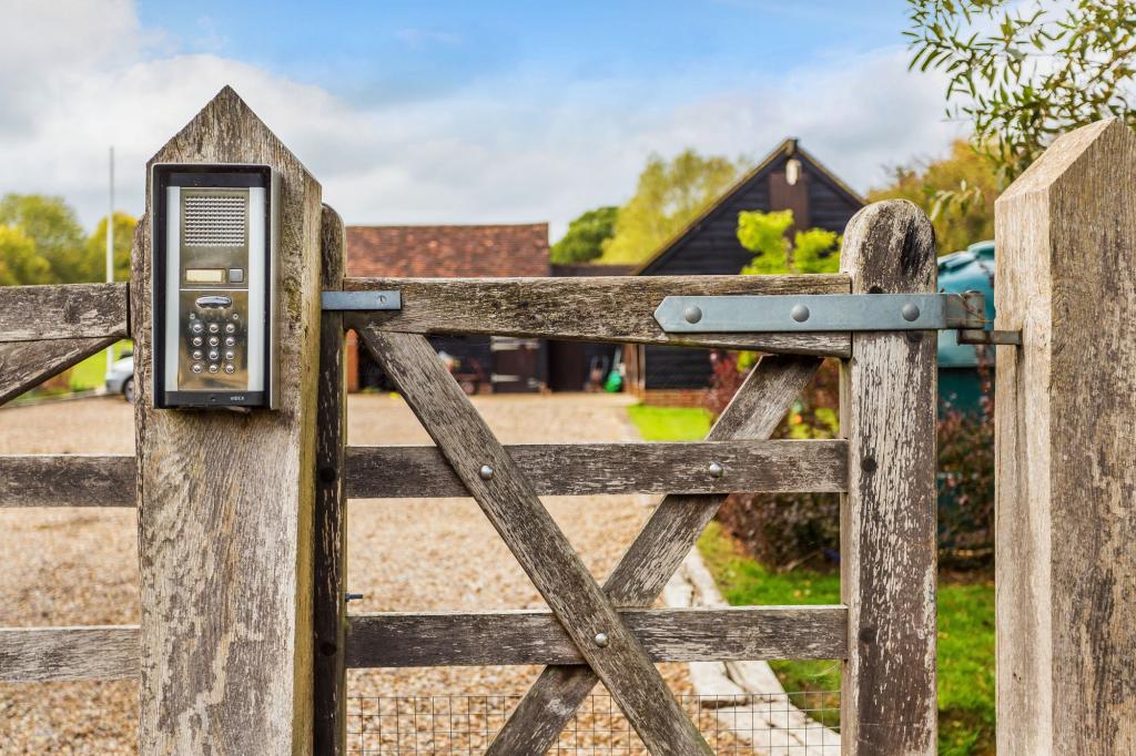 1 bed cottage to rent in Holmwood Farm Court Horsham Road, Dorking, RH5 3