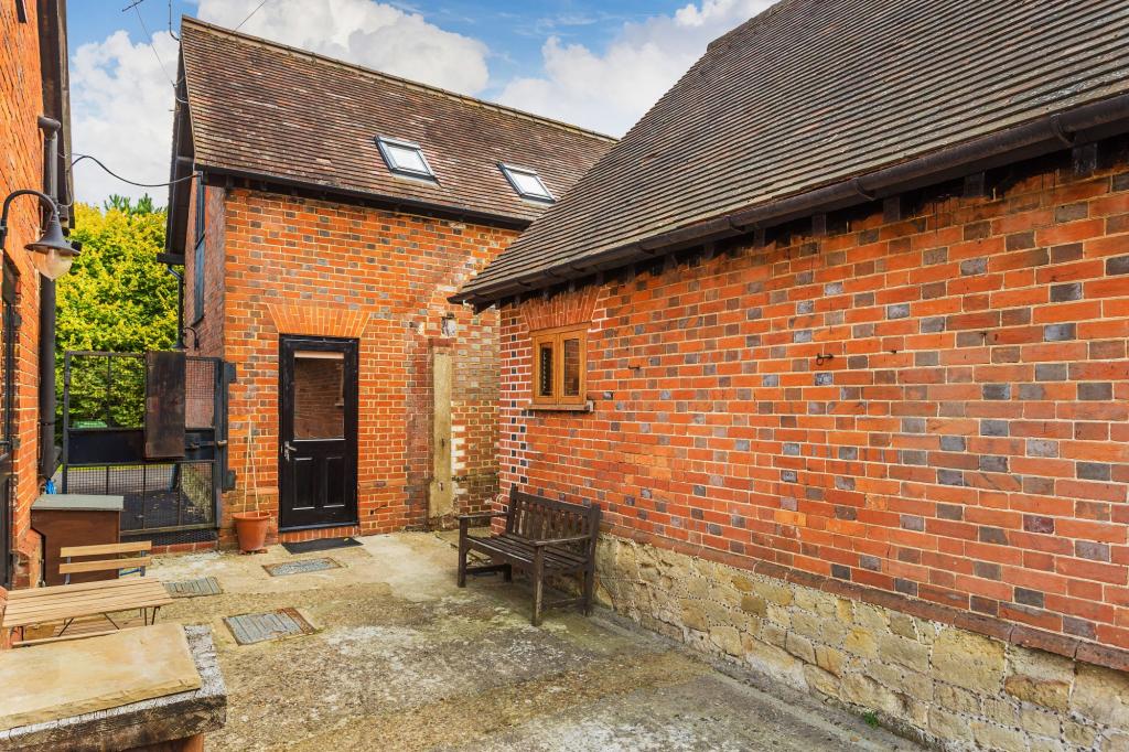 1 bed cottage to rent in Holmwood Farm Court Horsham Road, Dorking, RH5 8