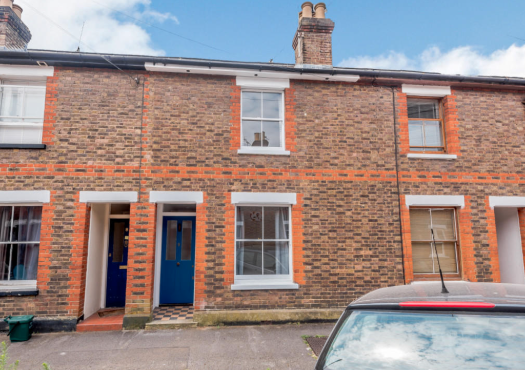 2 bed terraced house to rent in Mount Street,  Dorking, RH4 - Property Image 1