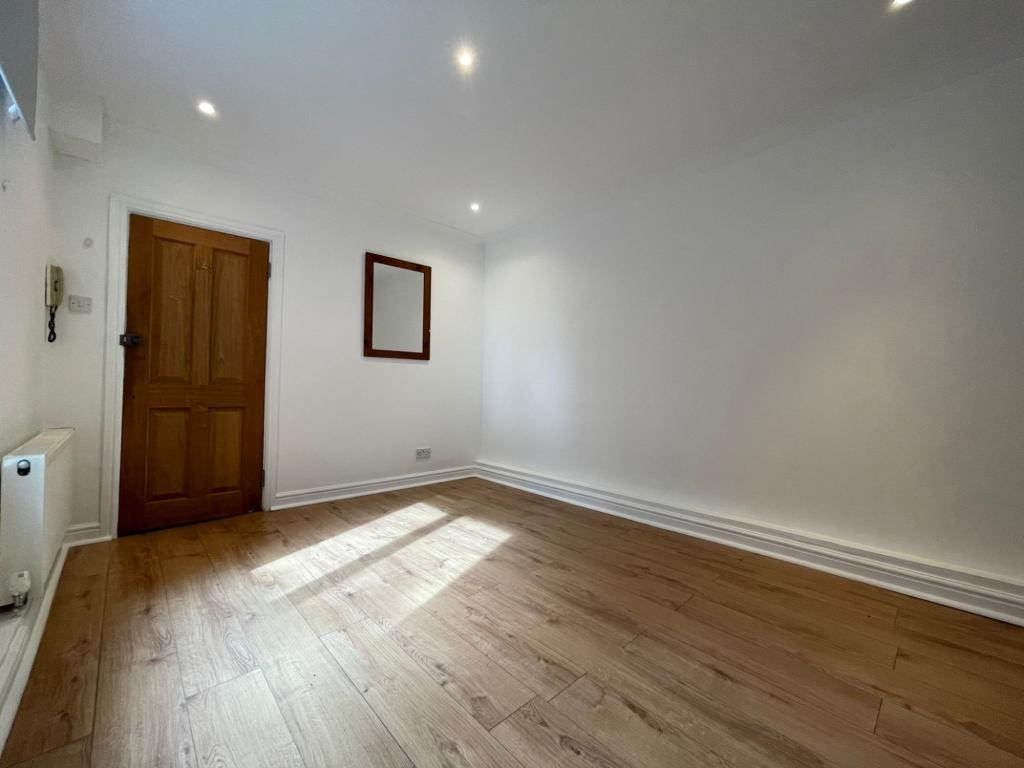 1 bed flat to rent in Falkland Road,  Dorking, RH4 1