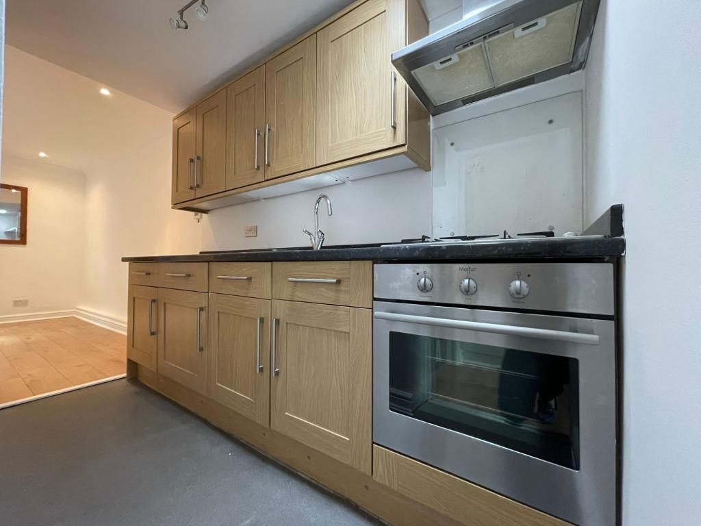 1 bed flat to rent in Falkland Road,  Dorking, RH4 2