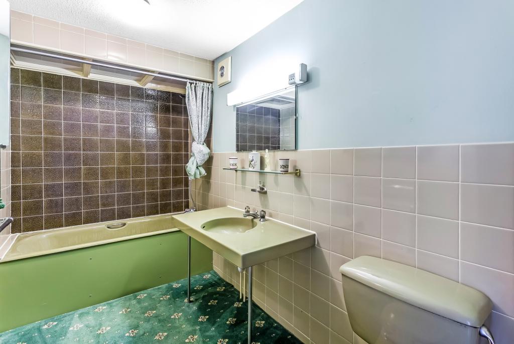 4 bed end of terrace house for sale in Eastleigh Close, Sutton, SM2 6