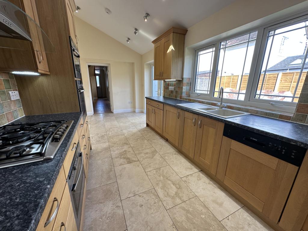 3 bed semi-detached house to rent in Station Road,  Billingshurst, RH14  - Property Image 5