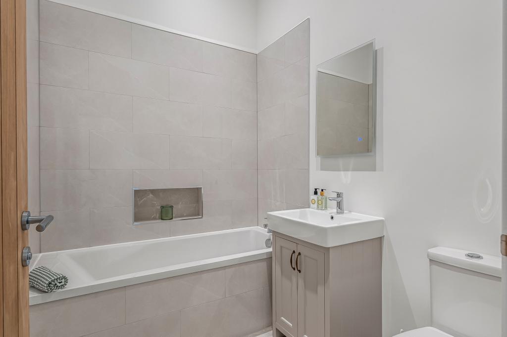 3 bed end of terrace house for sale in Kites Barn Lower Duxhurst Farm,  Reigate, RH2  - Property Image 10