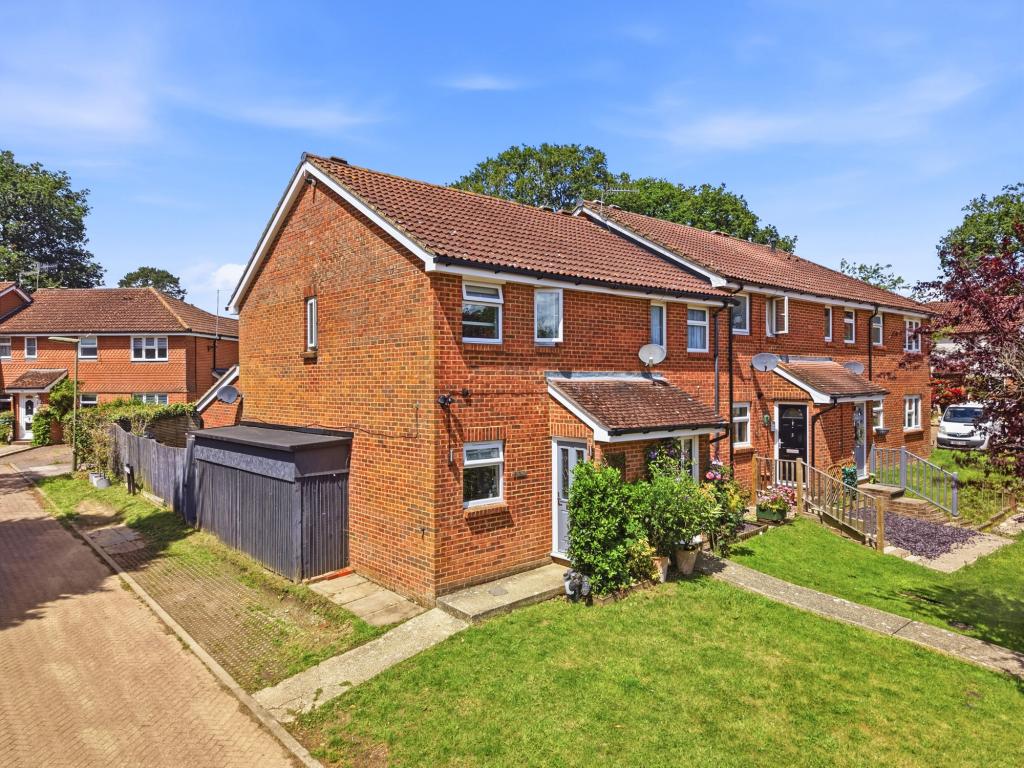 2 bed end of terrace house for sale in Nursery Close,  Dorking, RH5  - Property Image 1
