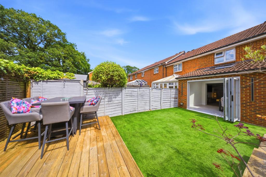 2 bed end of terrace house for sale in Nursery Close, Dorking, RH5 1