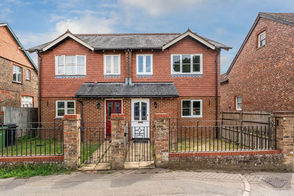 4 bed semi-detached house to rent in Village Street, Newdigate, Dorking, RH5