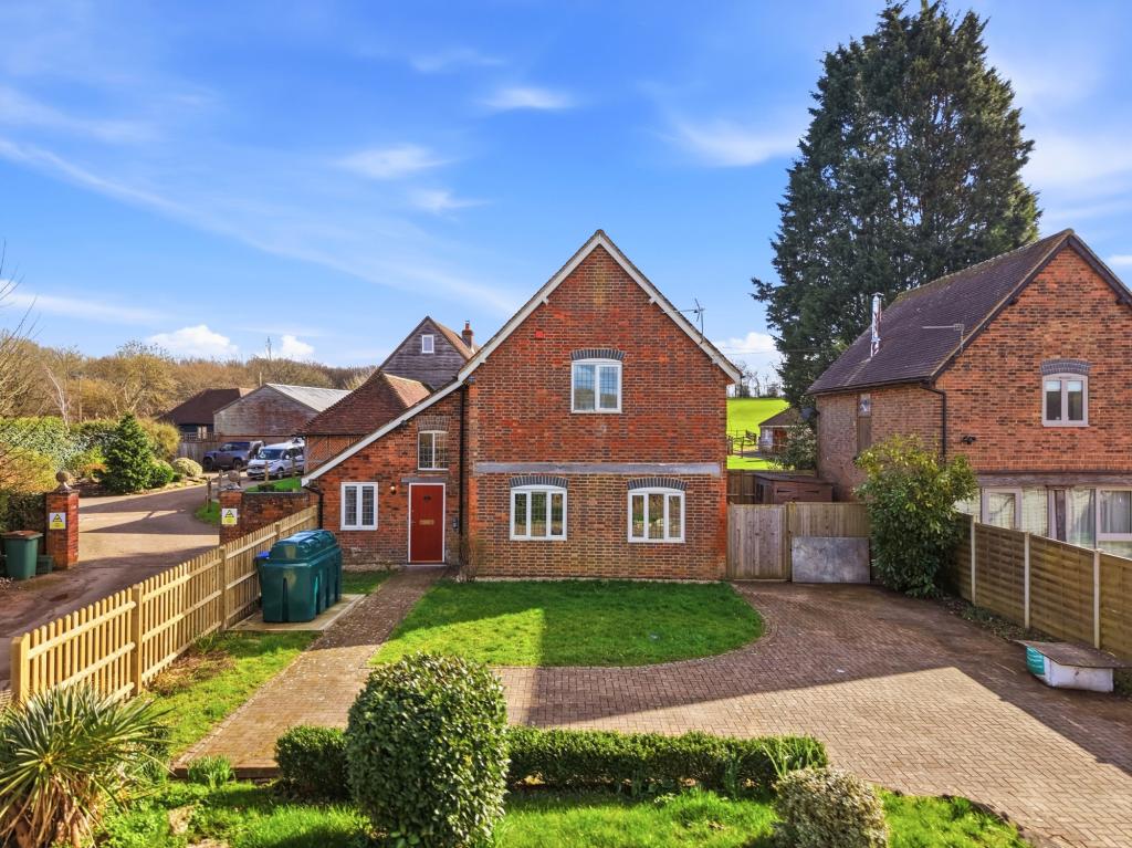 3 bed detached house to rent in Manor Farm Prestwood Lane,  Crawley, RH11