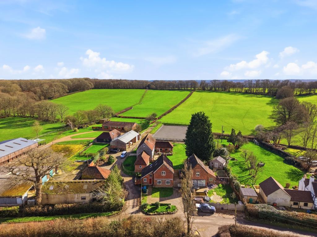 3 bed detached house to rent in Manor Farm Prestwood Lane, Crawley, RH11 1