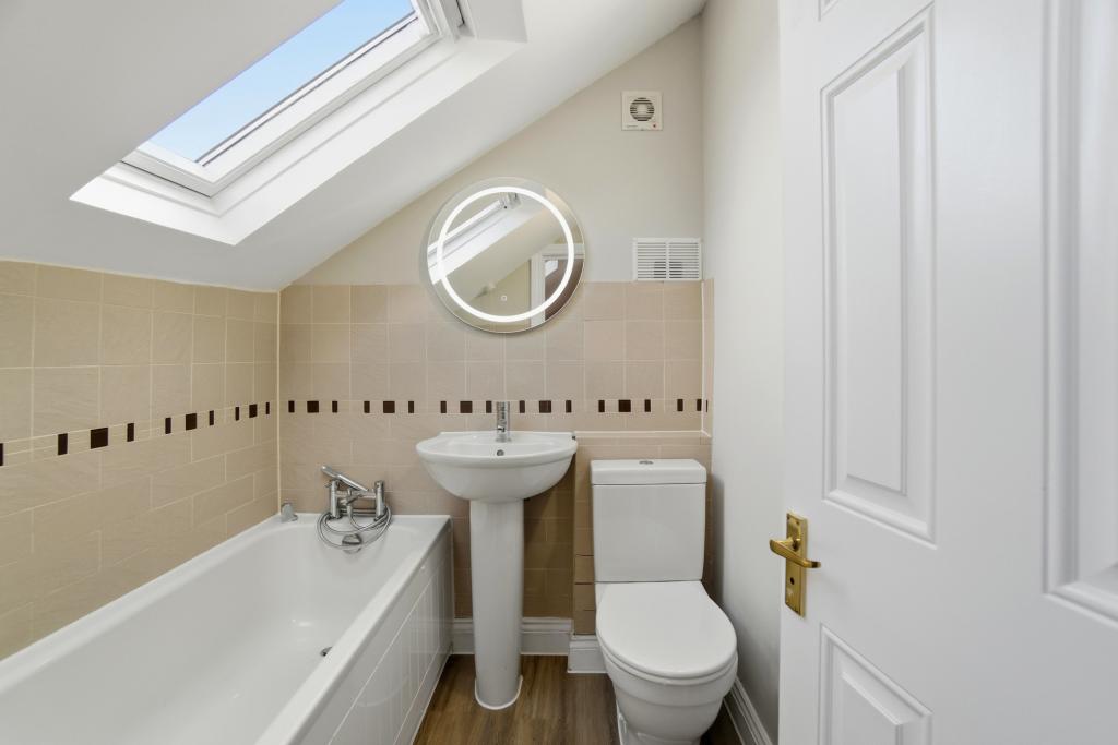 3 bed detached house to rent in Manor Farm Prestwood Lane, Crawley, RH11 7