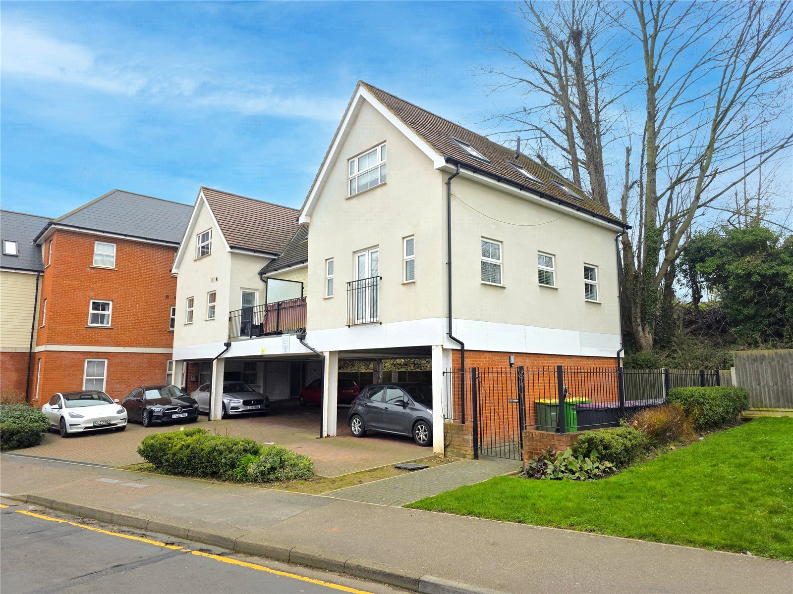 2 Bed Apartment For Sale In The Approach, Rayleigh, Essex, SS6