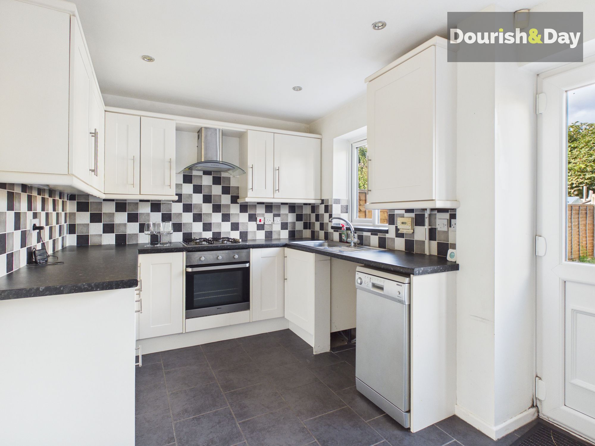 2 bed mid-terraced house to rent in Caernarvon Avenue, Stone, ST15 - Property Image 2