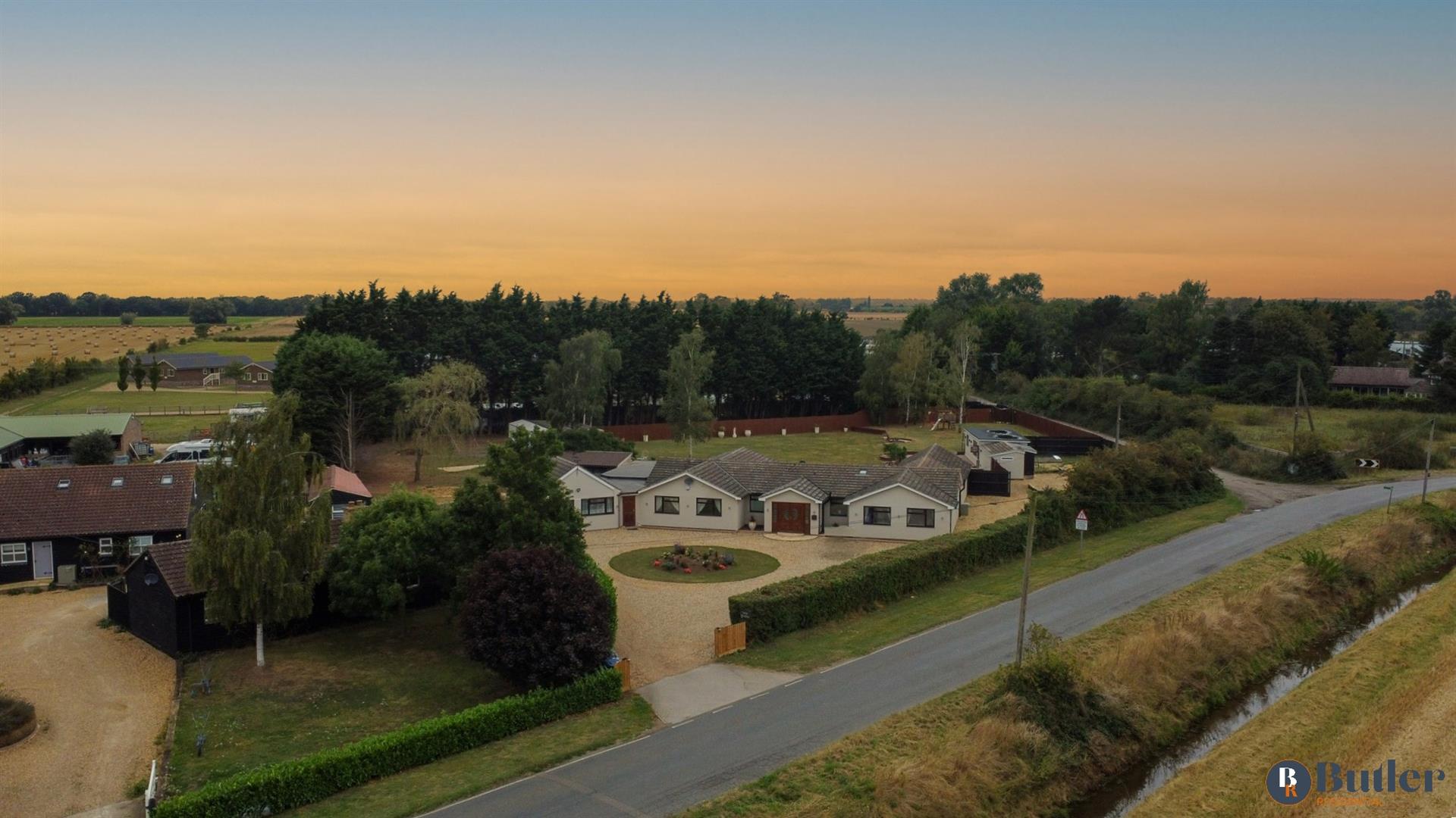 4 bed detached bungalow for sale in Meadow Green End, Landbeach 102