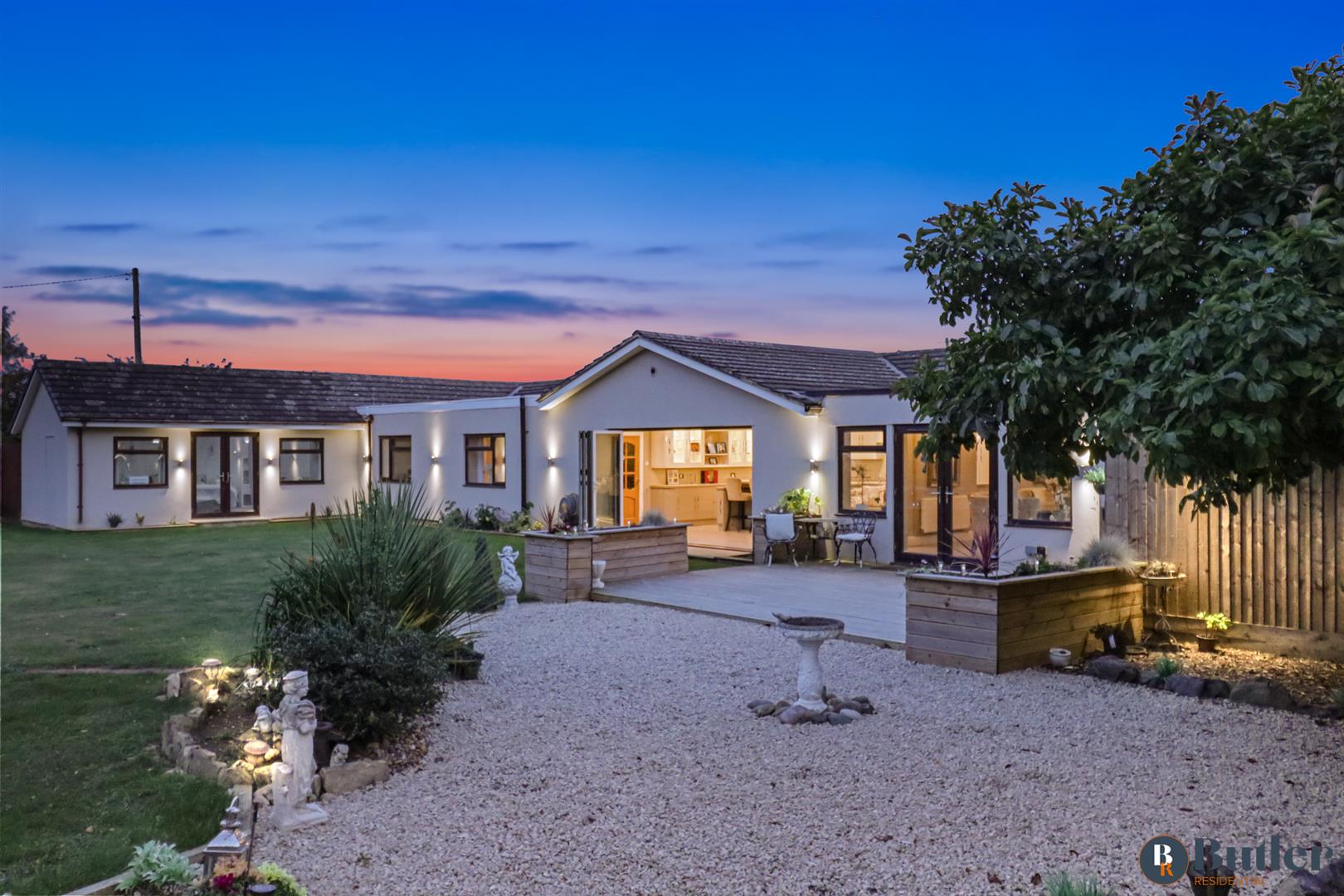 4 bed detached bungalow for sale in Meadow Green End, Landbeach 5