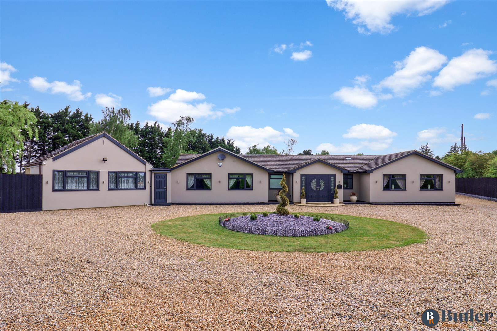 4 bed detached bungalow for sale in Meadow Green End, Landbeach - Property Image 1