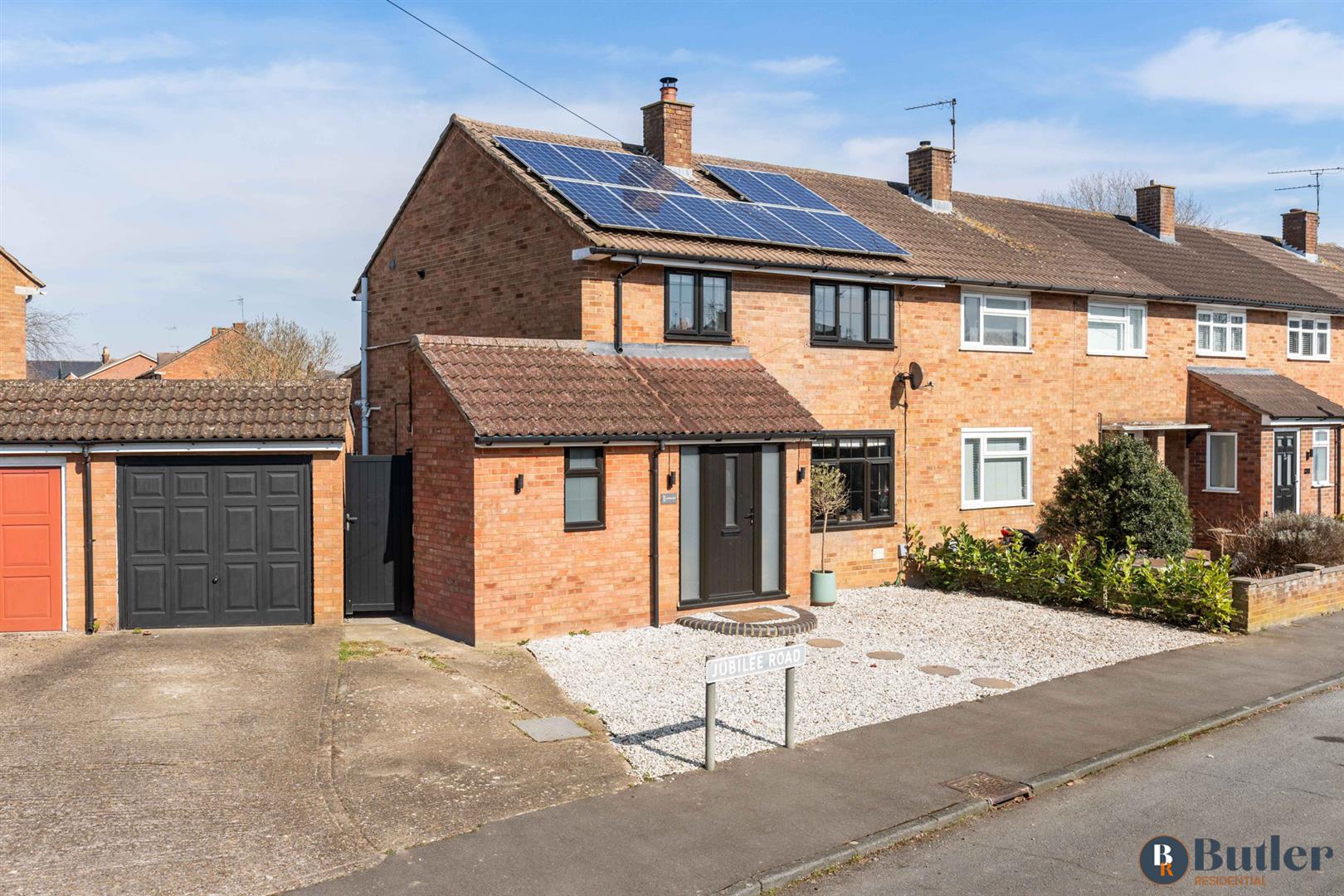3 bed end of terrace house for sale in Jubilee Road, Stevenage - Property Image 1