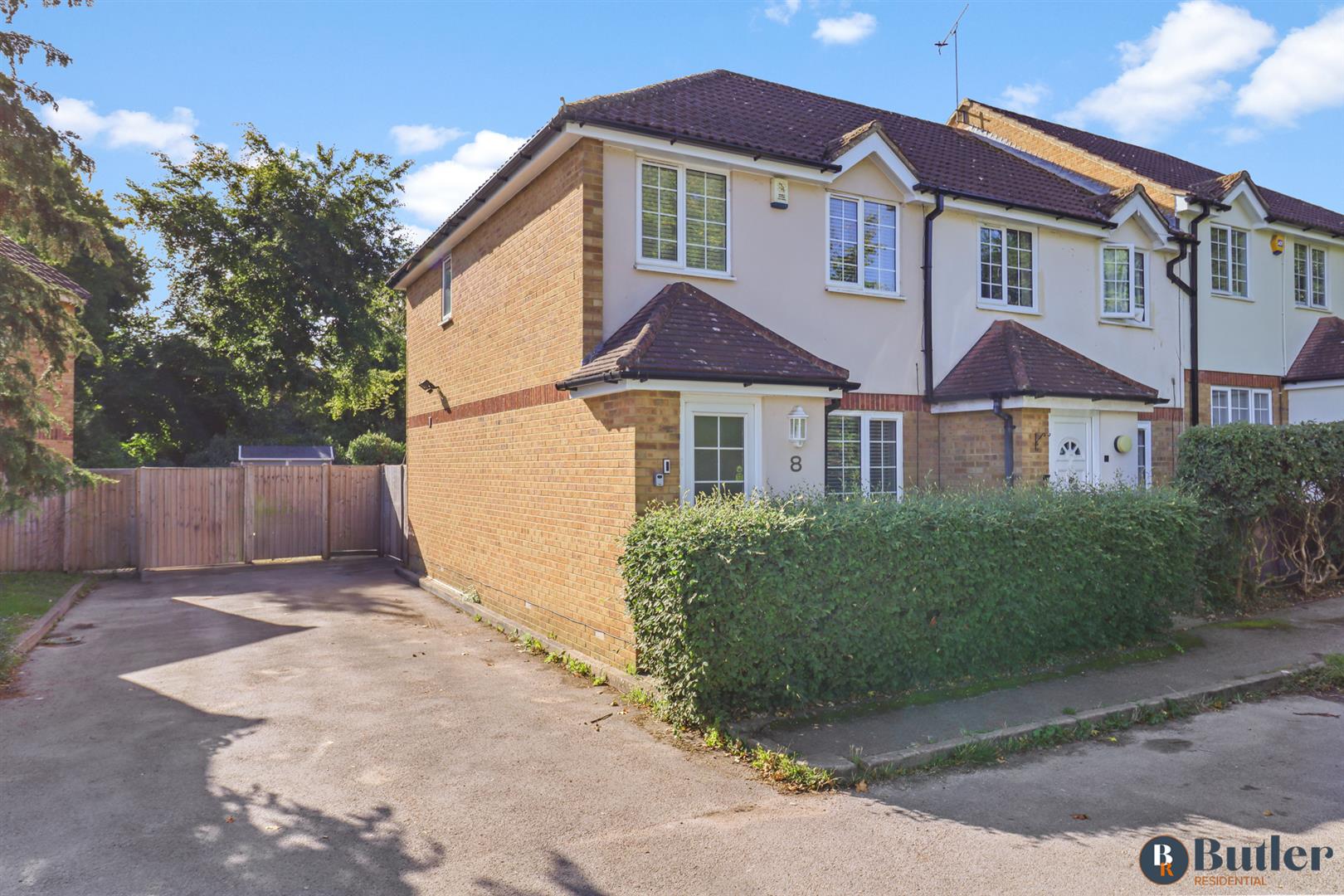 3 bed end of terrace house for sale in Chagny Close, Letchworth Garden City - Property Image 1